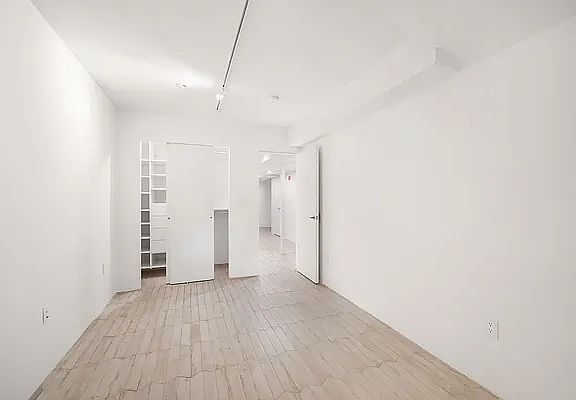 5th image of 164 Sterling St