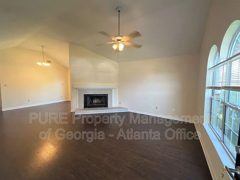 3 bed, 2.0 bath, 1400 sqft, $1,649 — Photo 4
