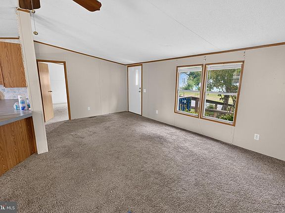 3rd image of 28 Emery Cir
