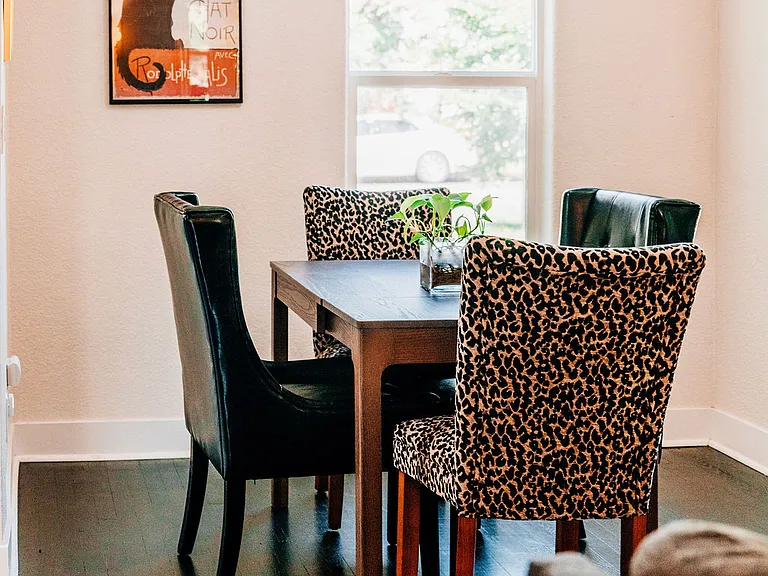 Dining area for 4 people with expandable table.