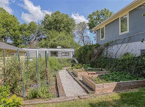 4th image of 900 W Waldo Ave