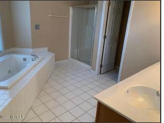 3rd image of 112 Breezewood Dr APT H