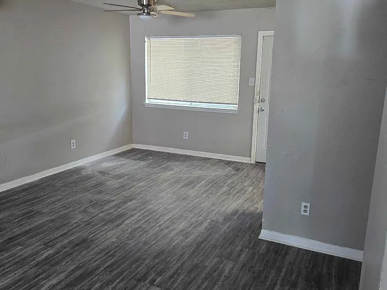 2406 S Laredo St — Photo 4