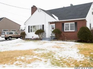13 Crescent Dr, New York Mills, NY 13417