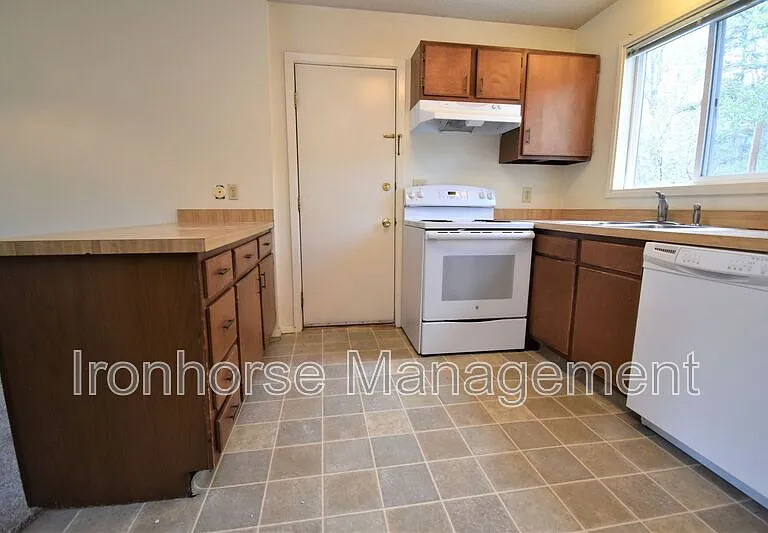 530 N Rouse Ave #3 — Photo 7