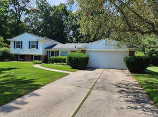 473 Fox River Dr, Bloomfield Hills, MI 48304