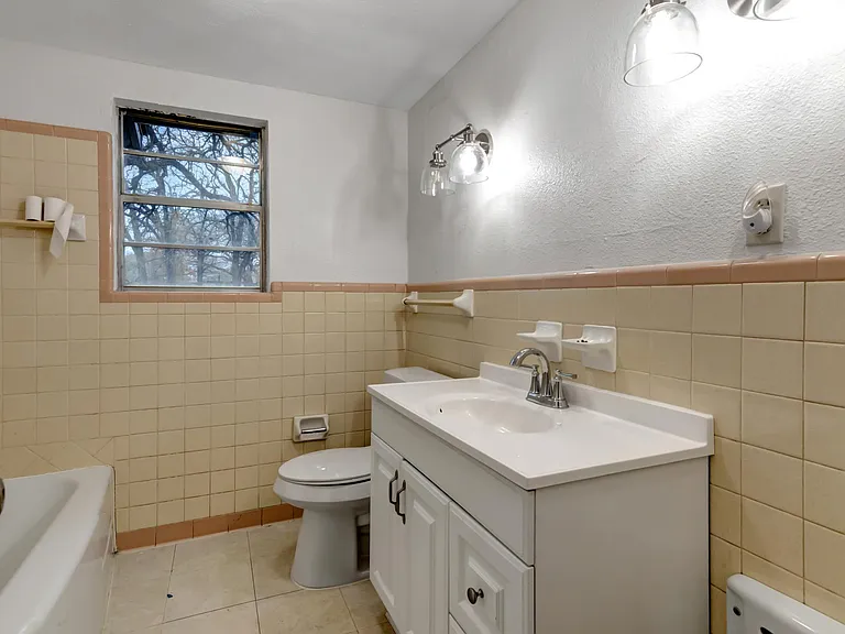 410 Shady Ln — Photo 11