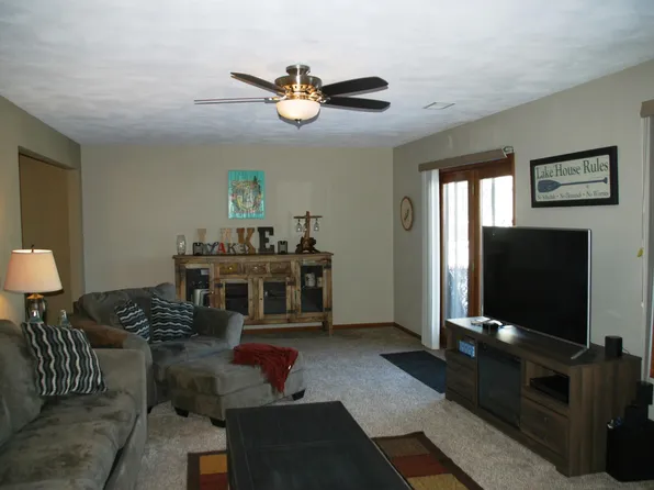 1617 Westbank Cir, Delavan, WI 53115
