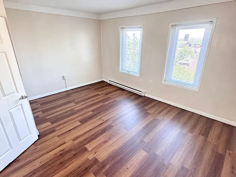 1348 E 6th St — Photo 10