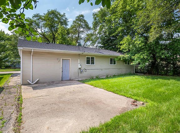3rd image of 27 Hickory Dr