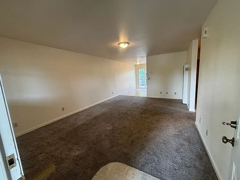 1461 Larissa Cir — Photo 3
