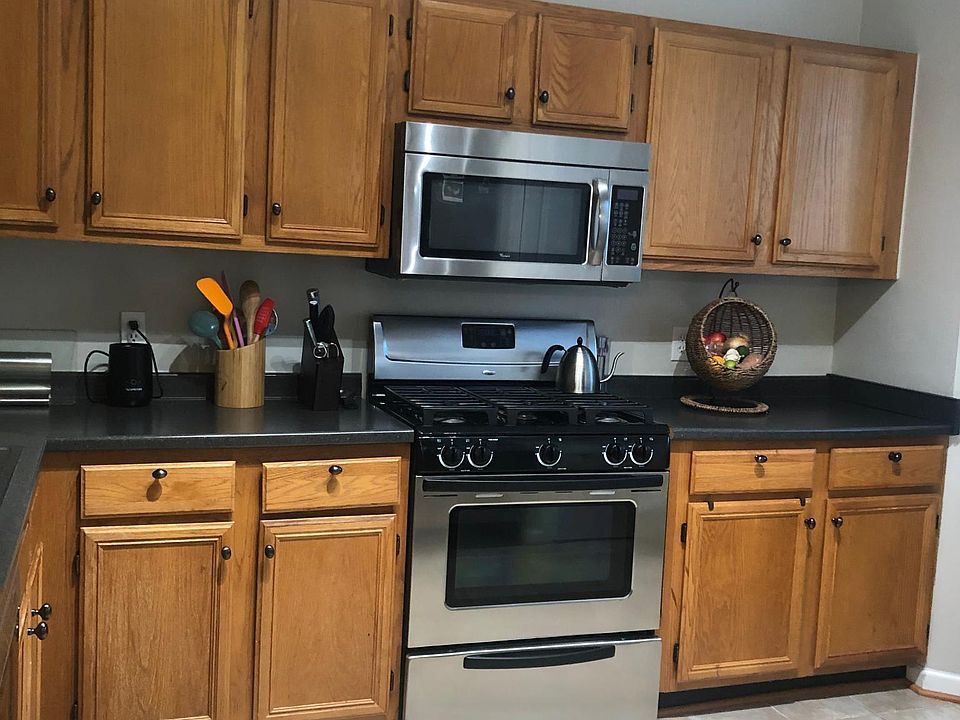 Kitchen: all stainless steel appliances