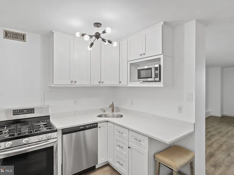1250 4th St SW #W710 — Photo 5