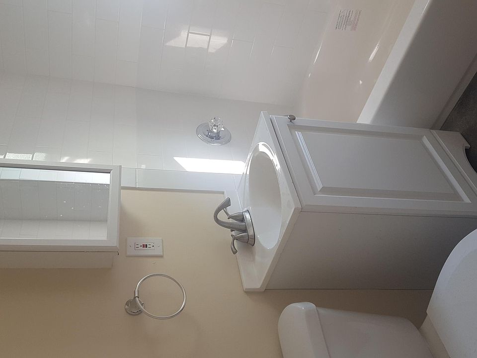 2nd image of 160 Vroom St APT 3