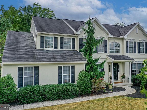 2nd image of 19 Ridgeway Cir