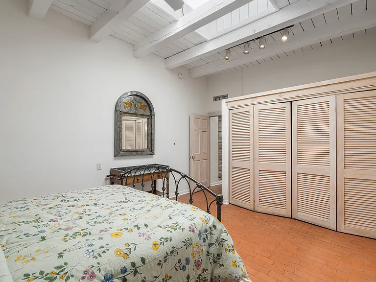 Bedroom 2 / Queen Bed