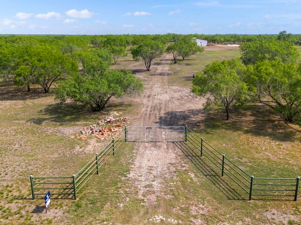 527 County Road 334, Charlotte, TX 78011