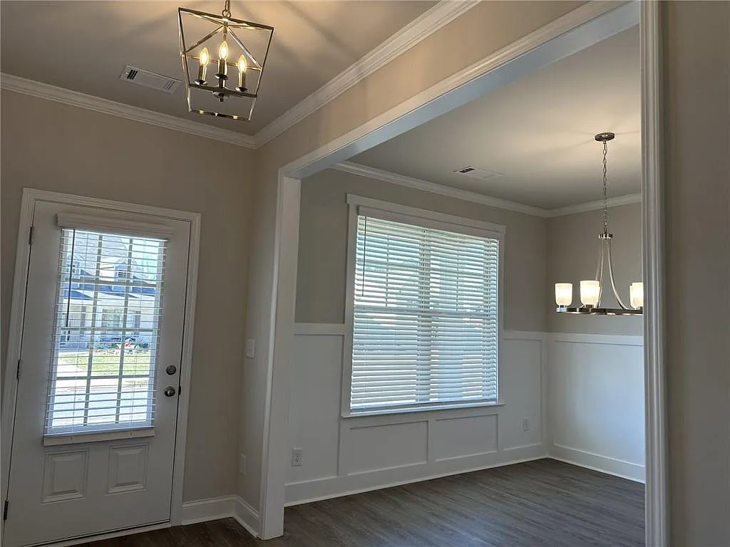 5 bed, 3.0 bath, 2551 sqft, $2,800 — Photo 2
