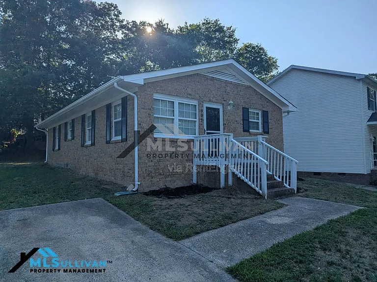 901 Elmira Ave — Photo 1