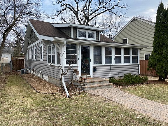 Conveniently located home and walking distance to parks, restaurants and public transit. Huge one car garage and has off street parking!