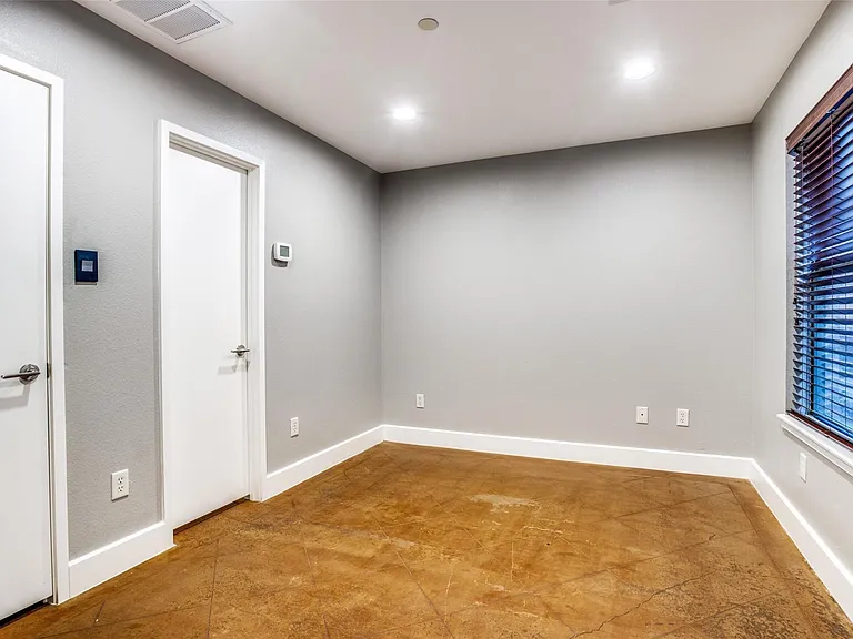 2411 N Hall St #20 — Photo 15