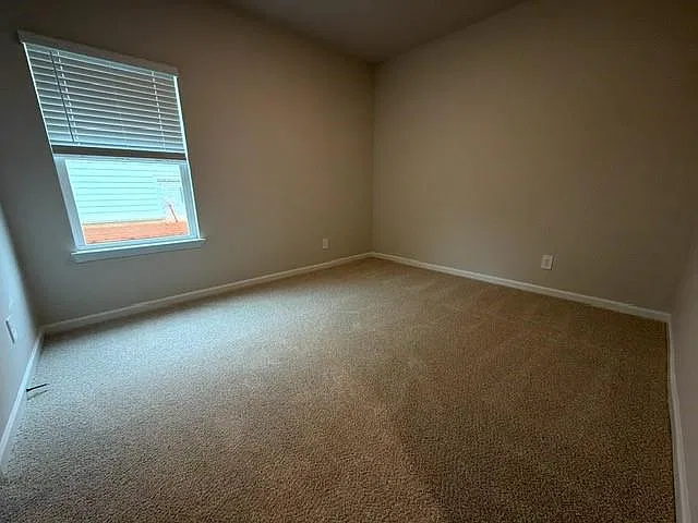 5 bed, 3.0 bath, 2433 sqft, $3,999 — Photo 2