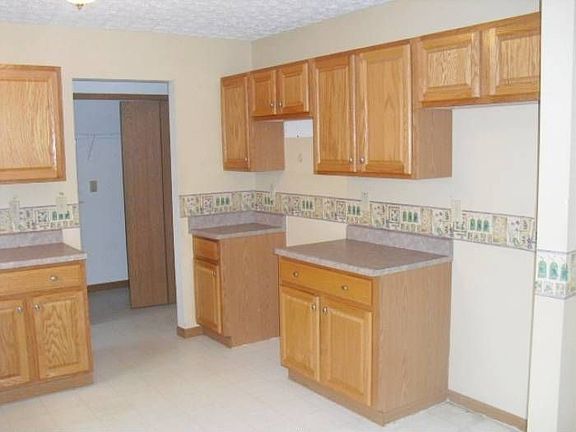 Kitchen w/pantry area