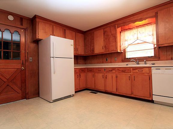 5th image of 915 W Northfield Blvd
