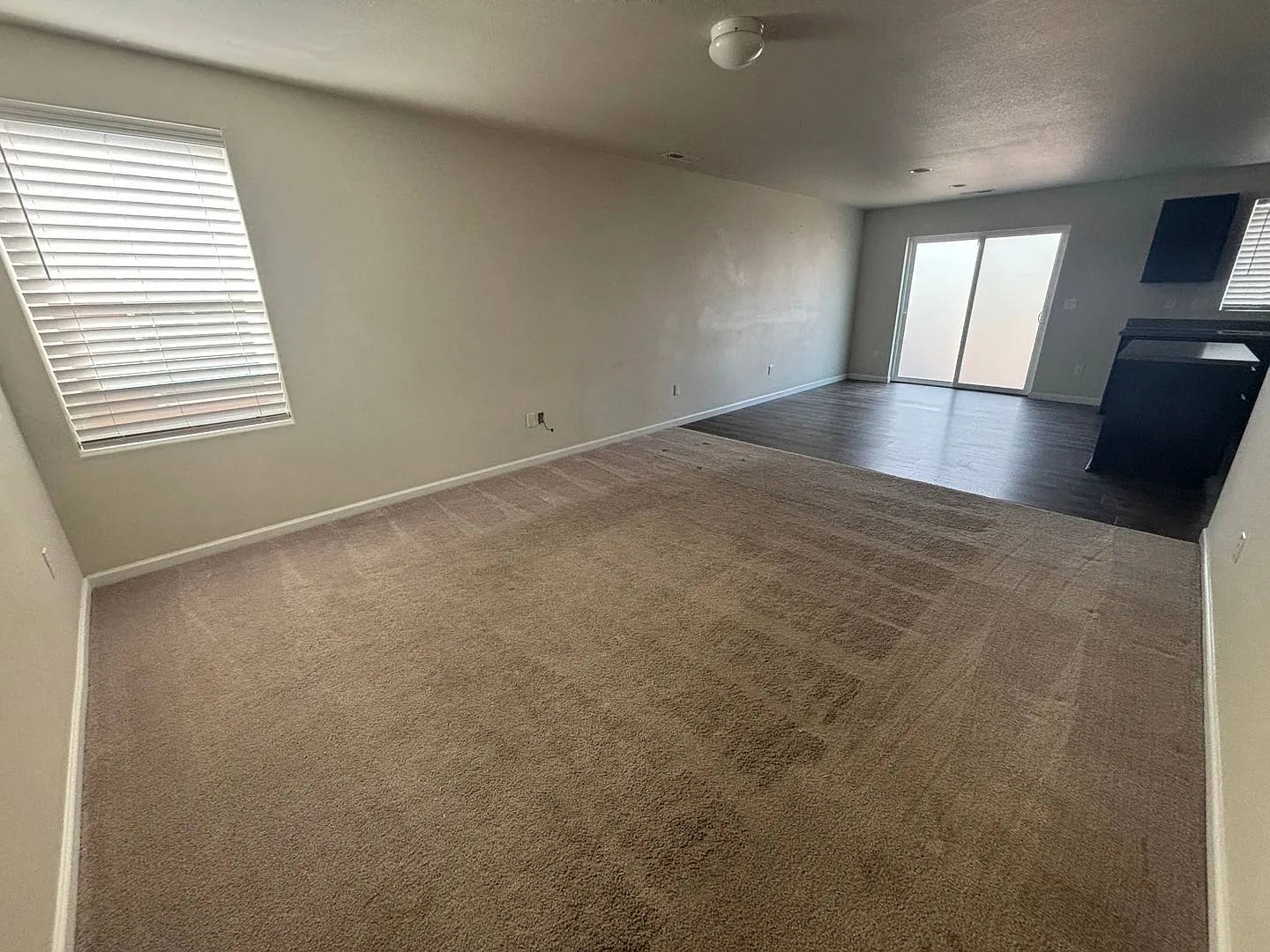 Four Bedrooms! Fenced yard , close to parks and shops, Two car garage — Photo 3