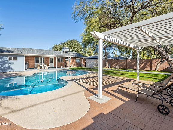 3rd image of 2319 E GLENROSA Avenue