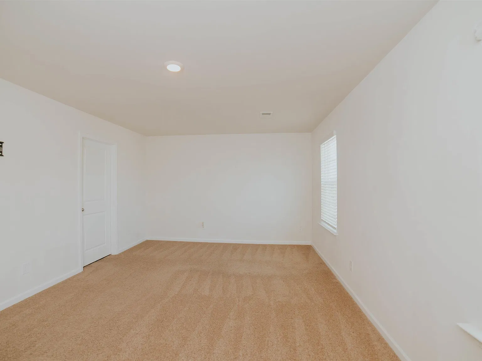 5 bed, 2368 sqft, $2,250 — Photo 2