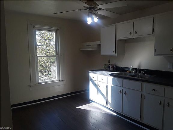 3rd image of 146 1/2 W Tallmadge Ave
