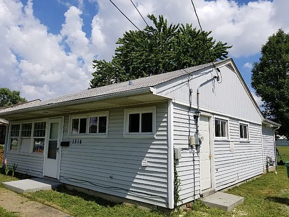 Front of home. 2 front flower beds will be de weeded and fr