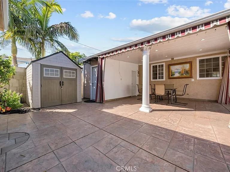 11252 Saticoy St — Photo 26