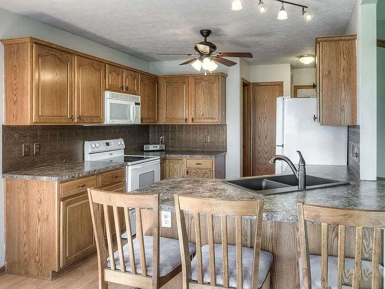 10907 Ellison Ave — Photo 7