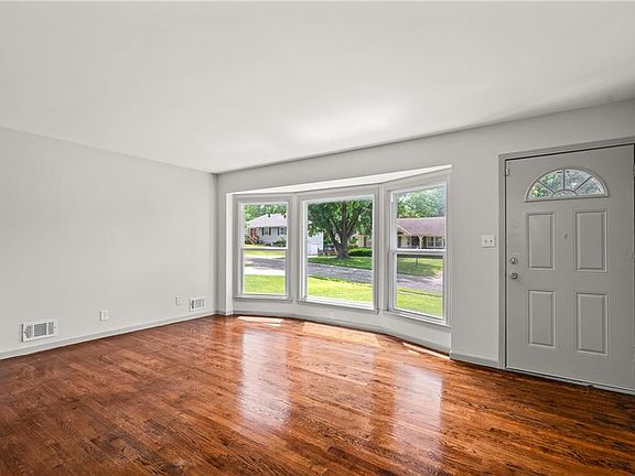 3rd image of 7323 Maywood Ave