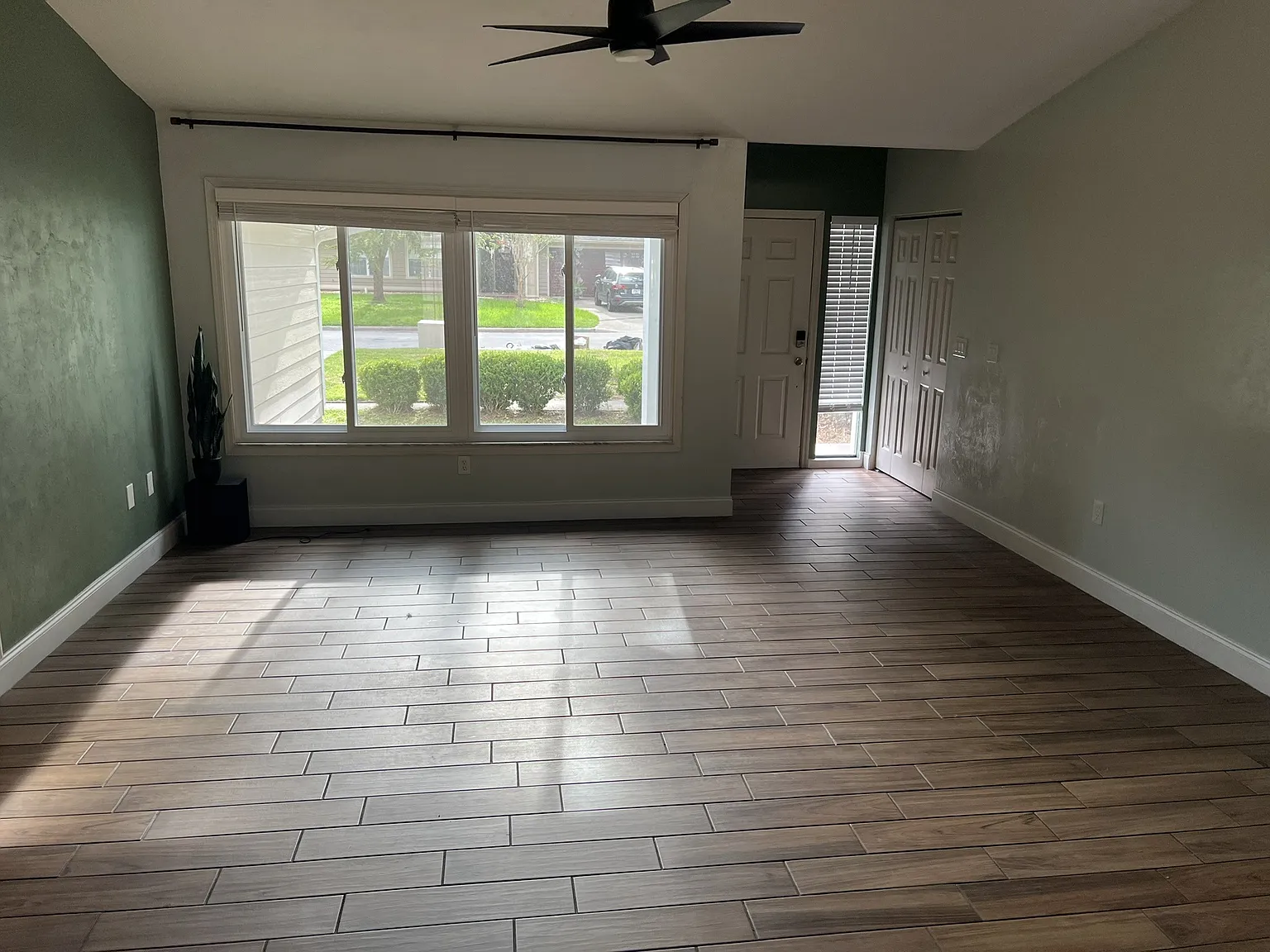 3 bed, 1354 sqft, $2,100 — Photo 2