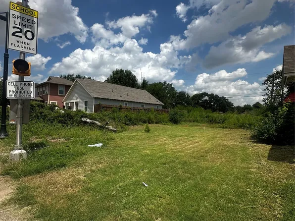 915 E Hattie St, Fort Worth, TX 76104
