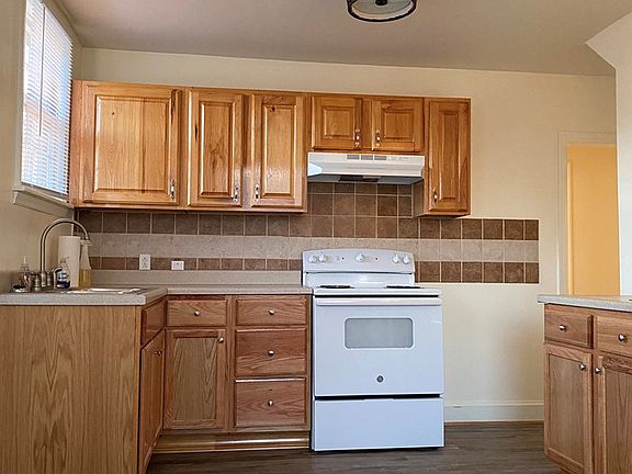 4th image of 1002 Highland St