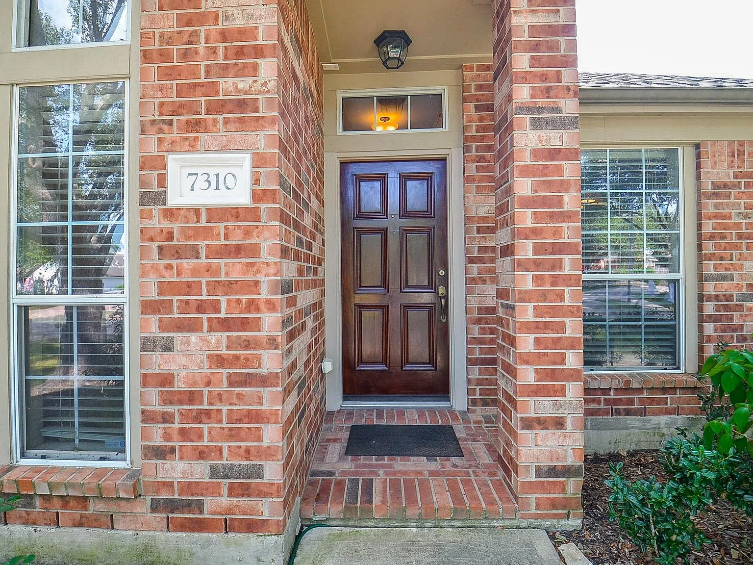 3 bed, 2.0 bath, 2316 sqft, $2,700 — Photo 3
