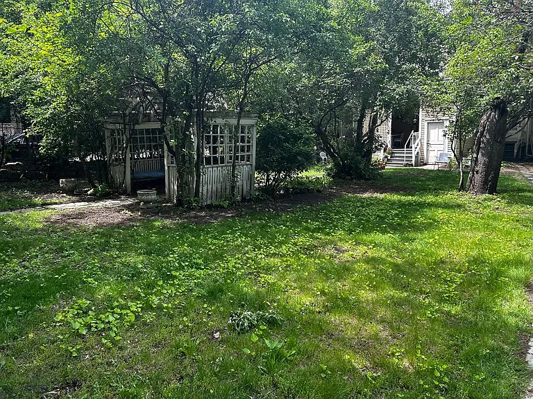 120 N Division St — Photo 6
