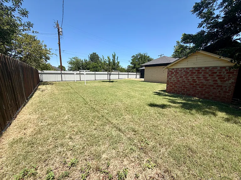 908 Cain St — Photo 14