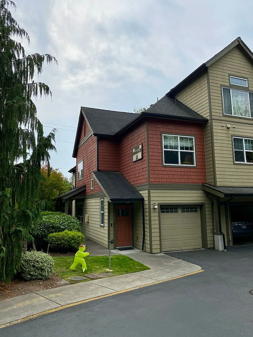 Beautiful Corner Lot Condo — Photo 1