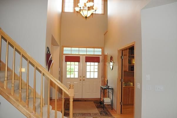 2-story foyer