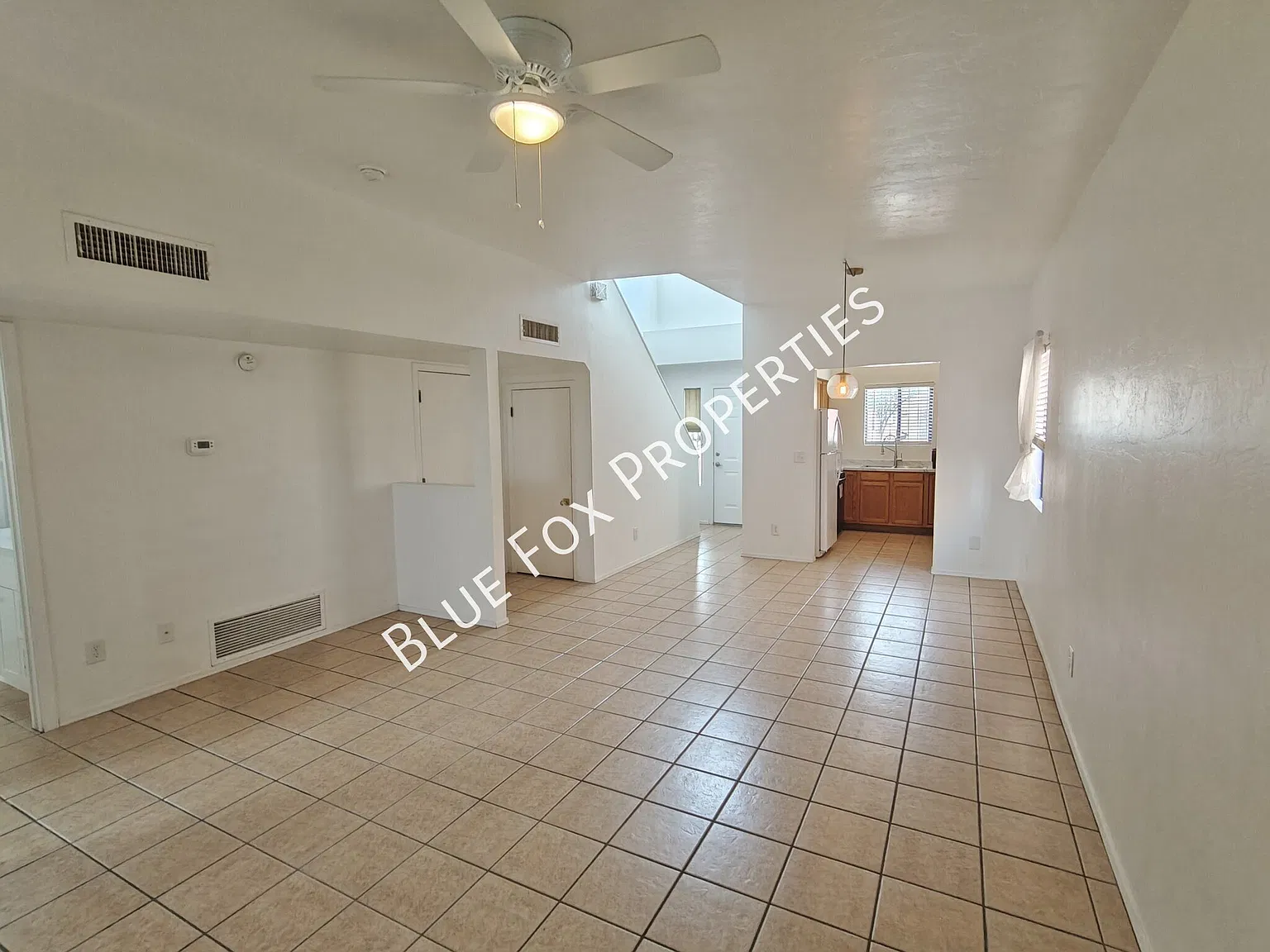 1654 E Calle Grandiosa — Photo 3