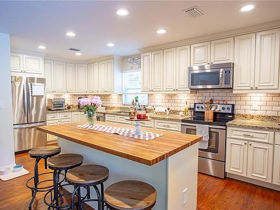 4th image of 22 Harbor Oaks Cir