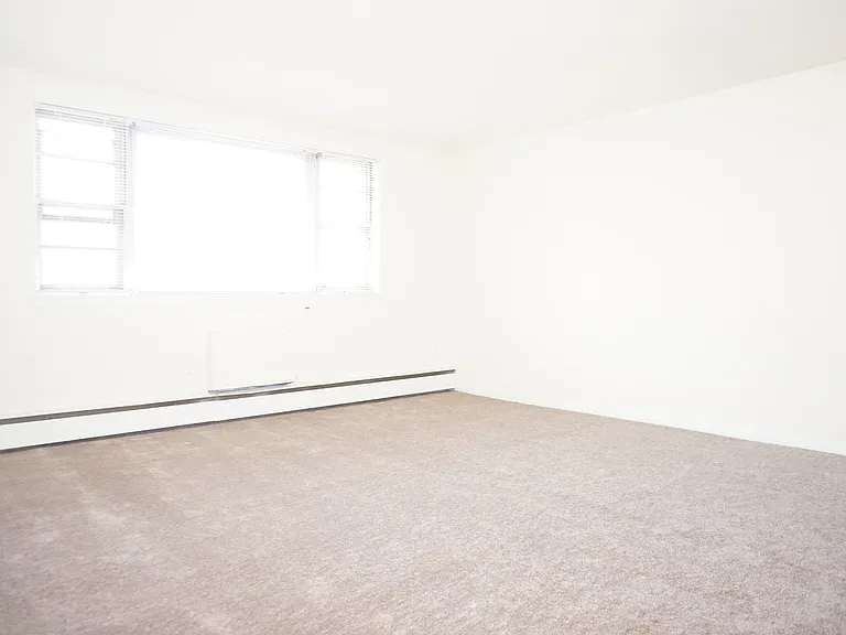Karen Court Apartments — Photo 12