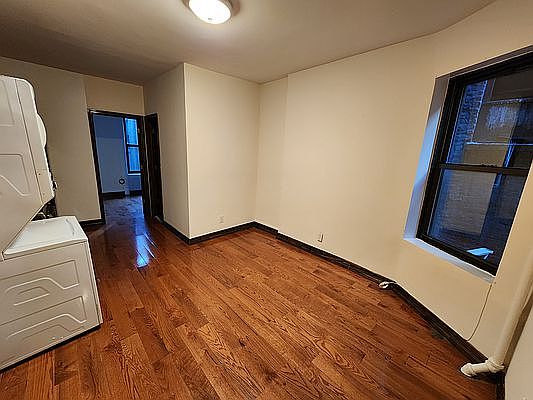 3rd image of 32 Saint Marks Pl APT 7