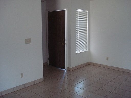 4th image of 1410 N Oak Park St