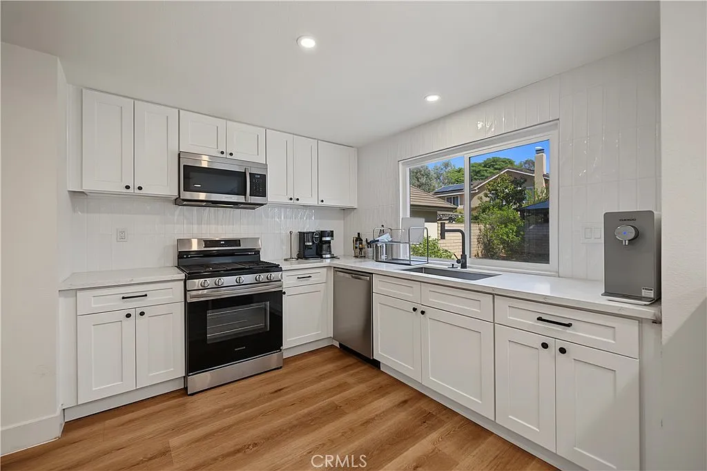 4 bed, 2327 sqft, $5,500 — Photo 4